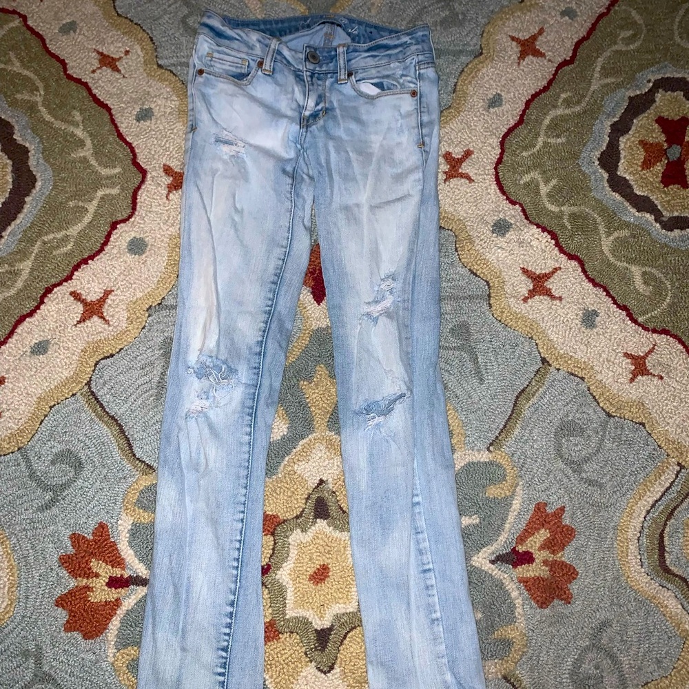 American Eagle size 0 ripped skinny jeans.